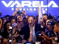 パナマの首都パナマ市（Panama City）で、大統領選の勝利を喜ぶフアン・カルロス・バレラ（Juan Carlos Varela）副大統領（中央、2014年5月4日撮影）。(c)AFP/Rodrigo ARANGUA