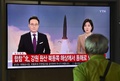 韓国ソウルの鉄道駅で、北朝鮮によるミサイル発射のニュースを伝えるテレビ番組を見る男性（2019年10月2日撮影）。(c)Jung Yeon-je / AFP