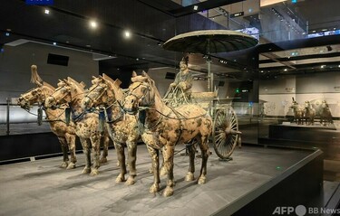 秦の始皇帝の1号と2号銅車馬が出土地で初の同時展示 写真1枚 国際