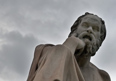 男性を「ソクラテスみたい」と褒めるべし 日本の女性誌の助言に冷笑