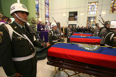 誤射で死亡した警官の葬儀行われる - コロンビア