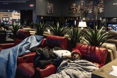 寒波で停電と断水、飲料水の配布に長い列 米テキサス州