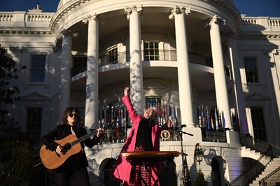 シンディ・ローパーさんも祝福 米で同性婚保護法成立