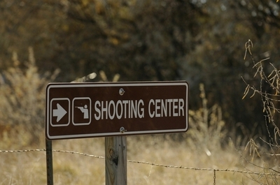 射撃場で双子の姉妹が同時に被弾、1人死亡 米国