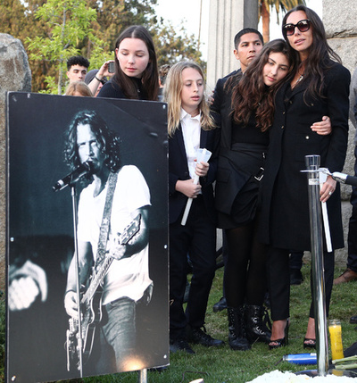 故C.コーネルさん自殺は抗不安薬の過剰処方のせい、遺族が医師を提訴