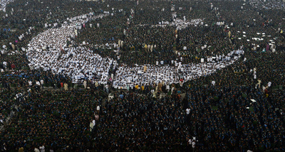 2万4200人が作る「人間国旗」、パキスタンでギネス記録更新