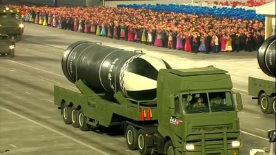 動画:北朝鮮が軍事パレード、潜水艦発射弾道ミサイル公開