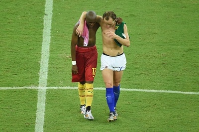 ラキティッチとムビア、試合後ユニフォームの下まで交換