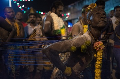 背中にかぎ針、ヒンズー教の奇祭タイプーサム