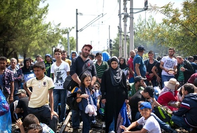 マケドニア機動隊が難民に閃光弾、8人負傷