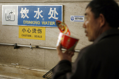 「おしっこ駐車場」 中国、お粗末な英語標識の取り締まりへ