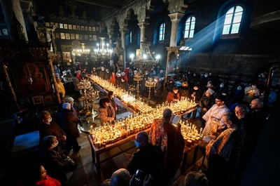 【今日の1枚】養蜂家ら守護聖人に祈る ブルガリア
