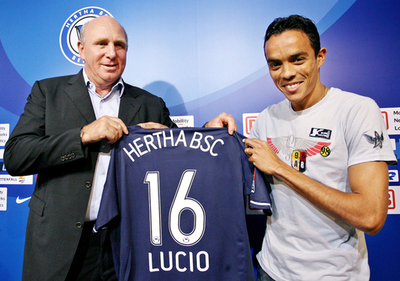 ヘルタ・ベルリン カルロス・ルシオの入団発表を行う