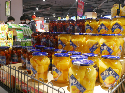 食べているのは「癒やし」の気持ち 中国でモモ缶が人気