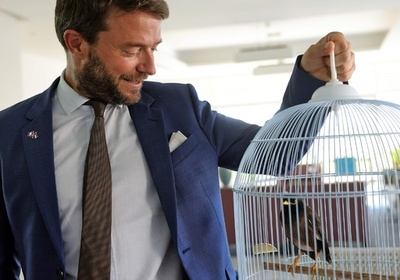 少女と一緒にアフガン脱出 鳥のジュジから「ボンジュール」