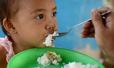 ベビーフードに過剰な糖分、WHOが警告