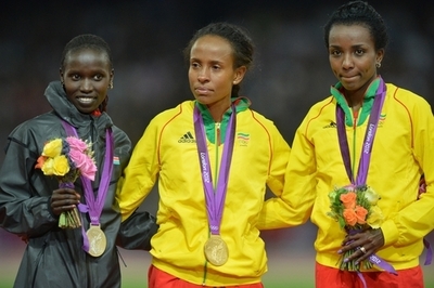 デファーが女子5000メートルで金メダル獲得