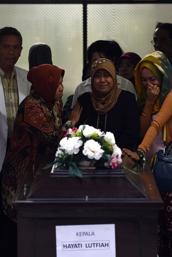 エアアジア機墜落、初の犠牲者葬儀 捜索は悪天候で難航