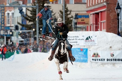馬に引かれて雪上を滑降 スキージョーリング大会 米コロラド