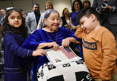 中米出身の106歳女性、中間選挙当日に米市民権取得