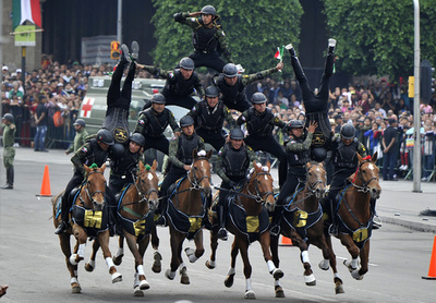 【今日の1枚】馬上で組体操! メキシコ軍のパレード