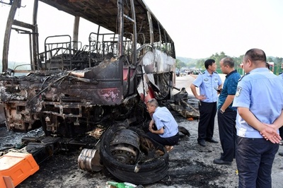 バスが防護柵に衝突し炎上、35人死亡 中国