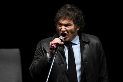 アルゼンチン大統領、ハードロック熱唱 新刊発売イベントで