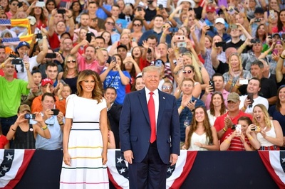 トランプ氏、独立記念日に異例の演説 「米国に不可能はない」