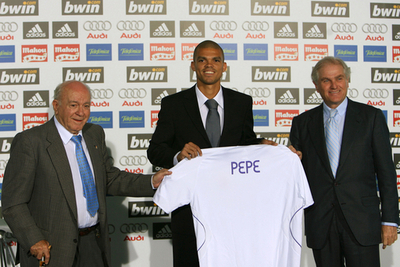 ペペ サンチャゴ・ベルナベウでの入団会見に臨む
