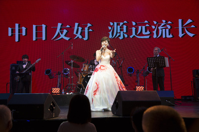 歌声が両国をつなぐ　日本で活躍する中国人歌手・謝鳴さんが故郷でコンサート