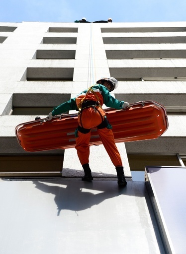 銀座に消防隊が出動、直下型地震を想定した防災訓練