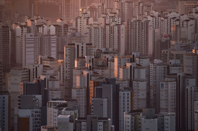 ビルから飛び降りた女性、地上の男性と衝突し双方死亡 韓国