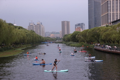 暑さ対策グッズ売れる猛暑の中国 ペット用まで登場