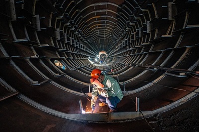 【今日の1枚】火花散らして鋼管内で作業 中国