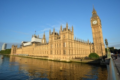 イスラム系議員宛て封筒に白い粉、議事堂の施設一時閉鎖 英