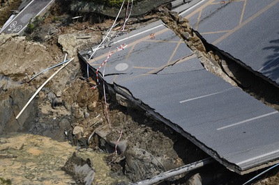 地下鉄工事で道路が陥没、8人死亡3人行方不明　中国・広東省