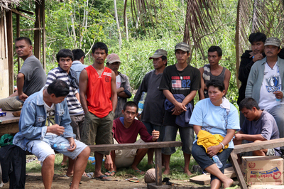 フィリピン小学校襲撃、｢人質救出には殺害で応じる｣と脅迫