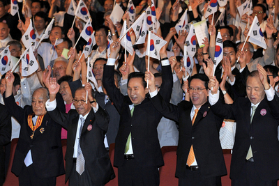 韓国大統領、朝鮮半島の非核化に向け北に対話呼びかけ