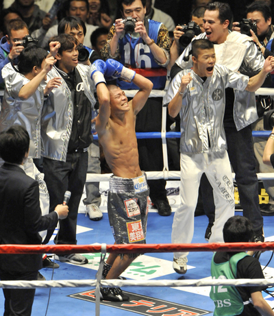 亀田興が2階級制覇、内藤に判定勝ち