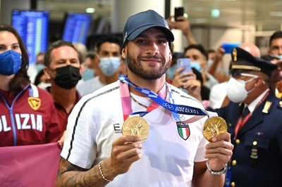 陸上男子100ｍ金ヤコブスが帰国、家族らが熱烈歓迎 イタリア