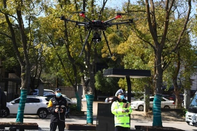 警察ドローン、空からウイルス対策を宣伝 中国・江西省