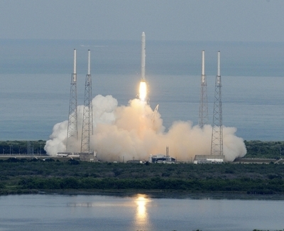 ファルコン9ロケットの打ち上げ試験に成功、米スペースX