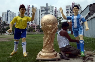 W杯直前、印の町工場で作られる各国代表のフィギュアたち