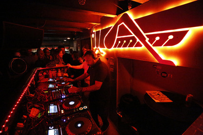 非番のFBI捜査官、クラブで「バク転」したら銃発射 1人負傷