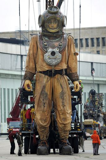 ベルリンの壁崩壊から20年、巨大操り人形も祝福