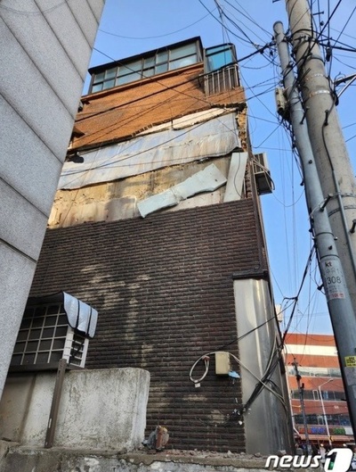 見るからに危険な韓国のアパート外壁…「崩れそう」住民が緊急避難