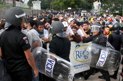 ベネズエラリーグでチケットを買い求めるサポーターの間で暴動が発生