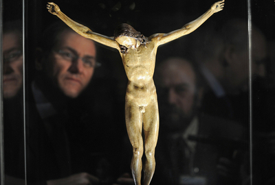 ミケランジェロ作とされるキリスト磔刑像、イタリア国会で公開