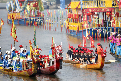 伝統のボートレース「茅山会船」 江蘇・興化