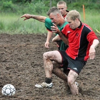 泥んこサッカーも「W杯」やってます、50チームがスコットランドで熱戦